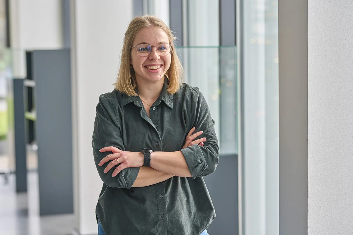 <h3 style="text-align: center;"><font color="#ffffff">Laura</font></h3>