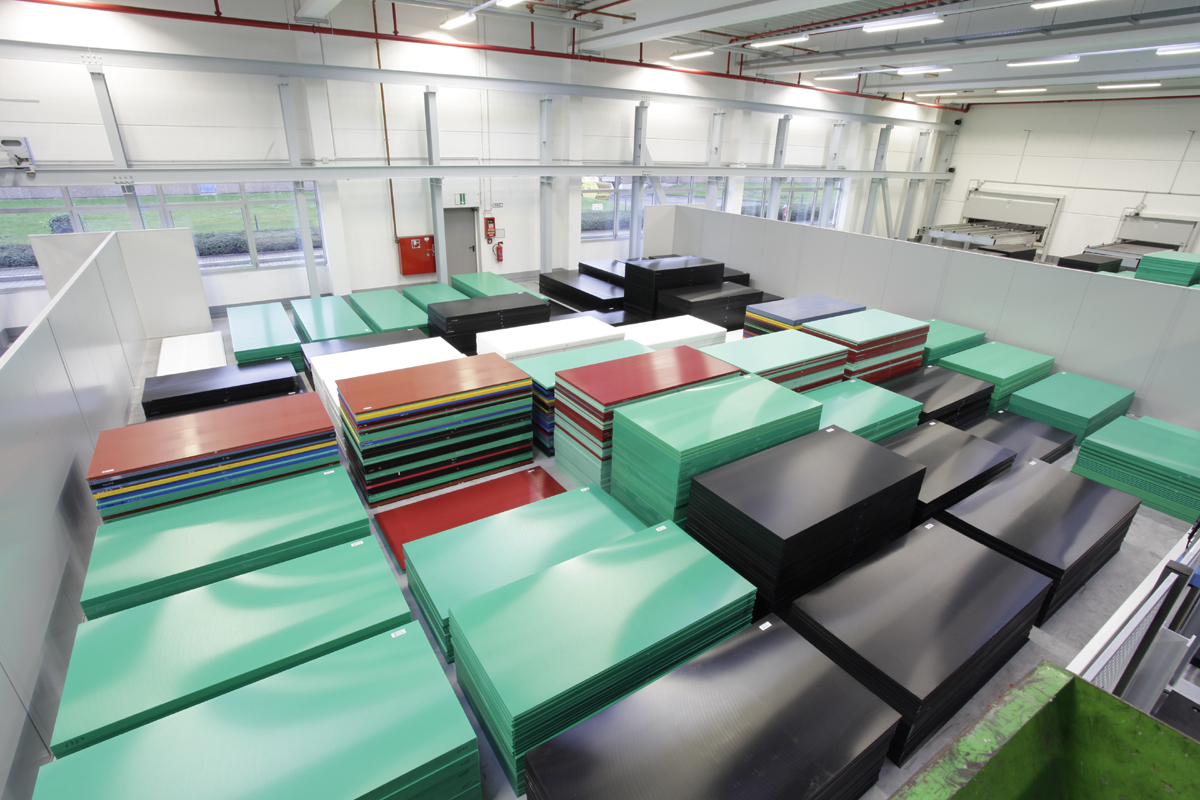 Blick in das vollautomatische Murtfeldt Kunststoffplattenlager